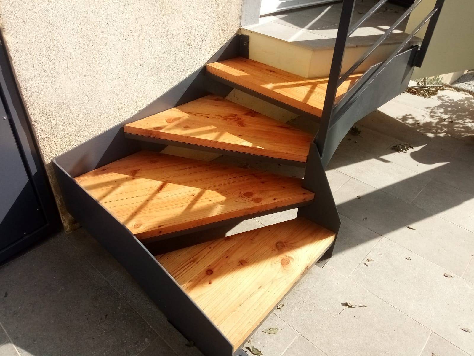 Fabrication d'escalier en bois et en métal Anse