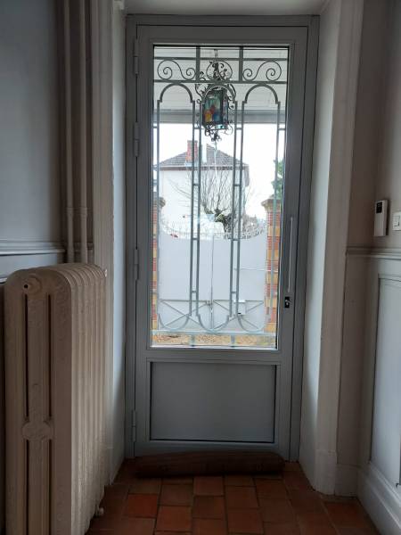 Rénovation d'une maison avec portes verrières et ouvertures de cave sur mesure à Lentilly
