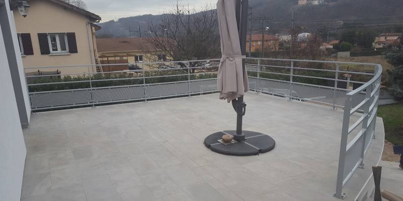 Conception et pose d'une barrière moderne sur mesure pour sécuriser une terrasse dans le Sud de Lyon