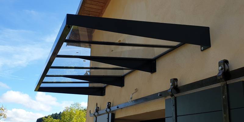 Métallerie fabricant d'une marquise moderne sur mesure dans la vallée d'Azergues