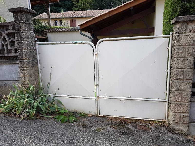 Création et pose d'un portail coulissant sur mesure à Neuville (01)