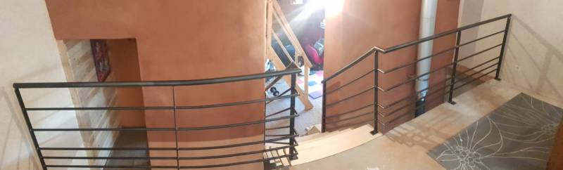 Fabrication d’escaliers sur mesure dans le Beaujolais : structure acier, marches en frêne vitrifié et garde-corps design par ASMT Desig