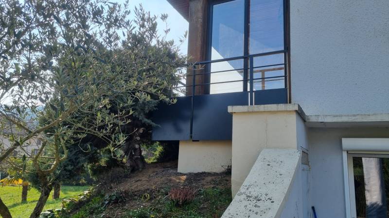 Agrandissement d'une terrasse agrémenté d'une barrière dans les Monts D’Or