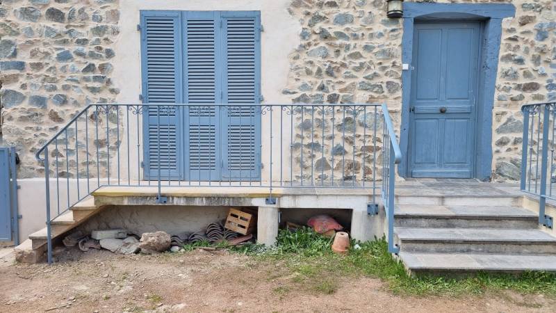 Réalisation d'un garde-corps sur mesure barreaudé, avec volutes à Marchampt