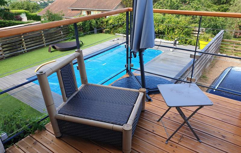 Métallerie fabricant de Barrière sur mesure sur une terrasse en bois dans les Monts du Lyonnais