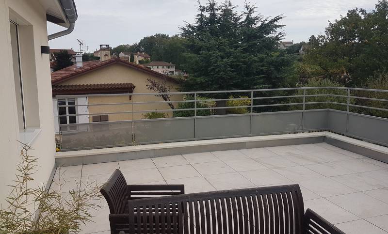 Métallier fabricant de barrière de terrasse sur un garage dans l'Ouest Lyonnais