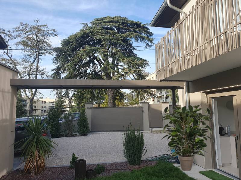 Structure métallique extérieure avec finition thermolaquée RAL