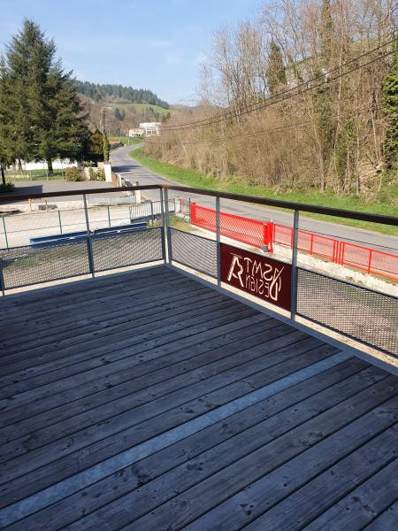 Conception sur mesure d’une plateforme métallique avec structure galvanisée, garantissant durabilité, faible entretien et excellente résistance aux conditions climatiques extérieures.