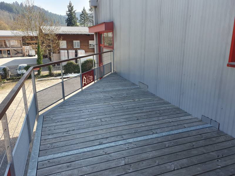 Terrasse technique en acier reposant sur un seul poteau, solution économique et performante pour créer un espace supplémentaire sans emprise importante au sol.