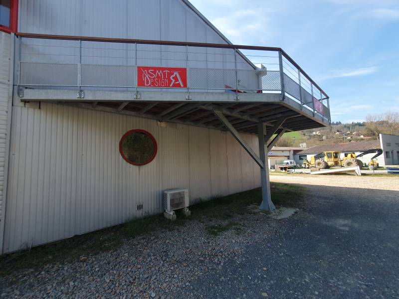 Terrasse acier galvanisé avec garde-corps sécurisés, conçue pour un usage professionnel intensif, alliant design moderne, robustesse et optimisation des coûts de construction.