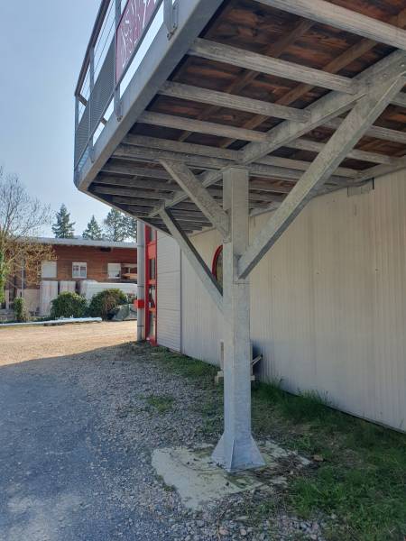 Solution de terrasse surélevée sur un seul appui, parfaite pour terrains contraints, limitant les travaux de terrassement et facilitant une installation rapide et efficace.