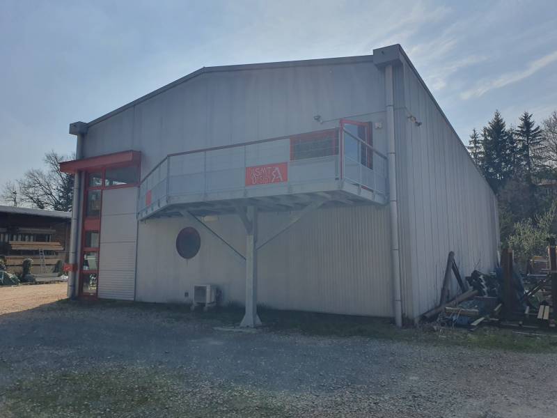 Structure sur un seul poteau offrant une solution innovante pour terrasse industrielle, avec réduction des fondations et excellente résistance mécanique aux charges et contraintes extérieures.