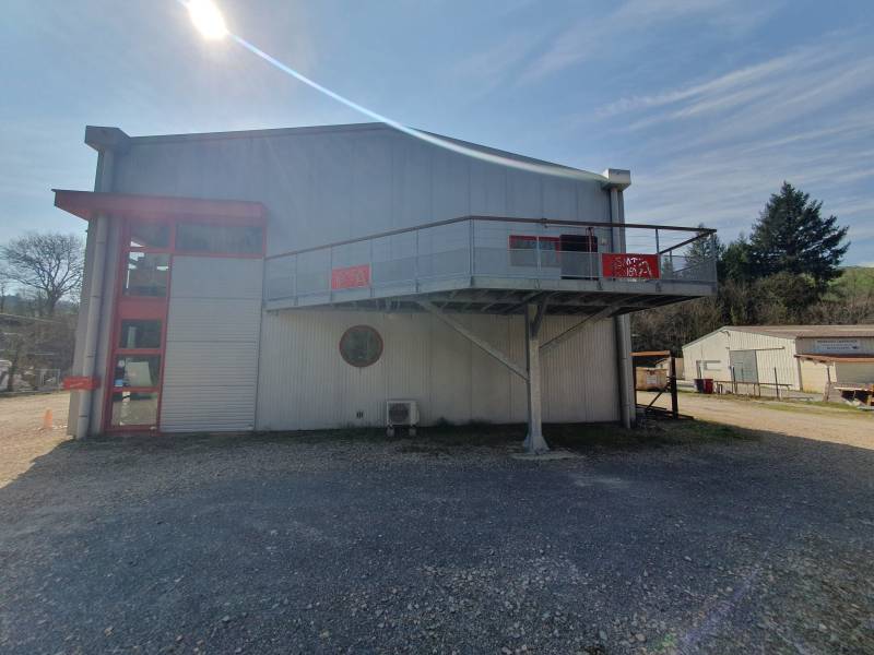 Terrasse métallique sur plot unique en acier galvanisé, idéale pour optimiser l’espace au sol tout en garantissant solidité, durabilité et intégration parfaite au bâtiment existant.