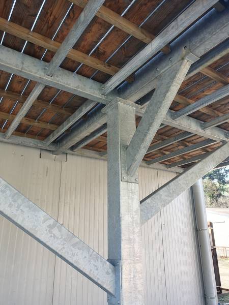 Aménagement extérieur professionnel avec terrasse sur plot central, combinant esthétique industrielle, sécurité optimale et réduction significative des coûts de mise en œuvre.