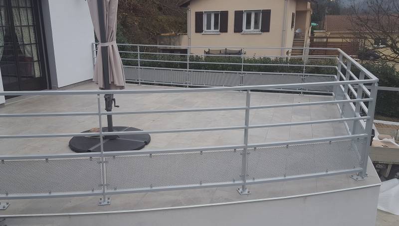 Conception et pose d'une barrière moderne sur mesure pour sécuriser une terrasse dans le Sud de Lyon