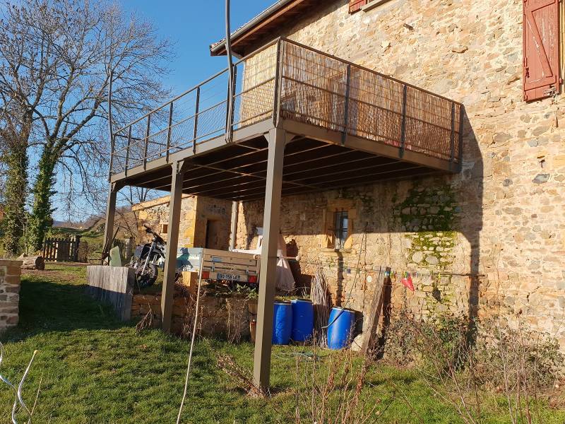 Atelier de métallerie : Fabricant et poseur de terrasse extérieure sur mesure à Montmelas