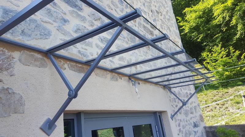 Métallerie fabricant d'une marquise sur mesure à Beaujeu