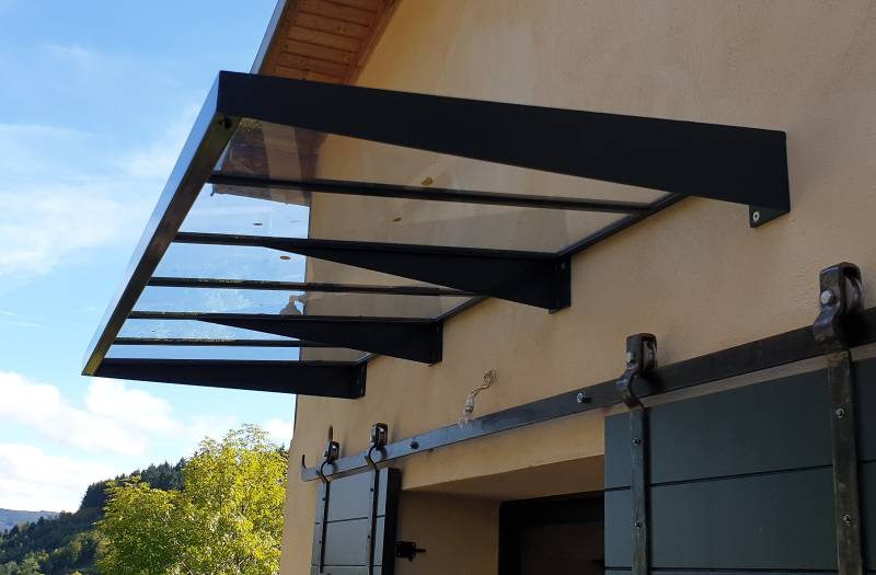 Métallerie fabricant d'une marquise moderne sur mesure dans la vallée d'Azergues