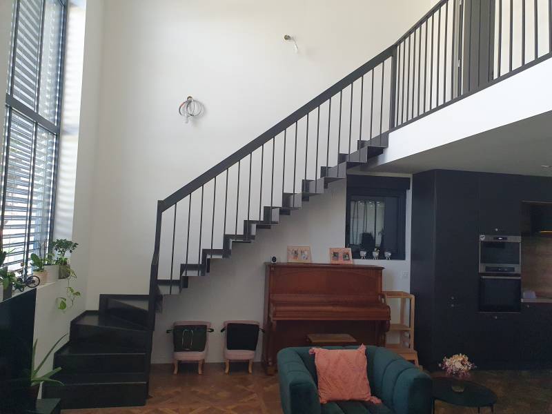 Garde-corps sur trémie de 5 mètres avec barreaux soudés sur IPN, hauteur 1020 mm, design industriel