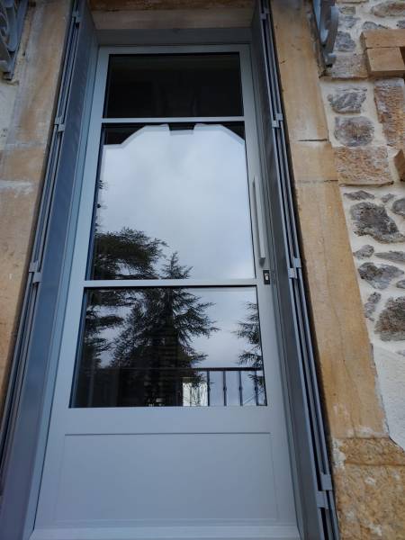 Rénovation d'une maison avec portes verrières et ouvertures de cave sur mesure à Lentilly