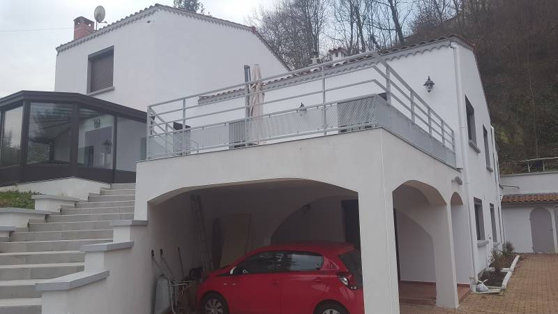 Conception et pose d'une barrière moderne sur mesure pour sécuriser une terrasse dans le Sud de Lyon