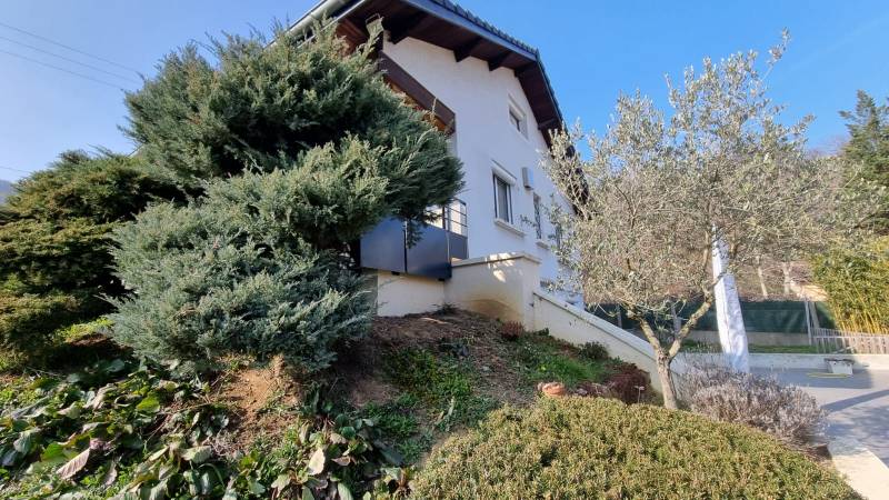 Agrandissement d'une terrasse agrémenté d'une barrière dans les Monts D’Or