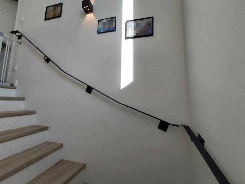 Main courante d'escalier et grilles de défense sur mesure, pour la sécurité et l'esthétique d'une maison à Saint Cyr au Mont d'Or