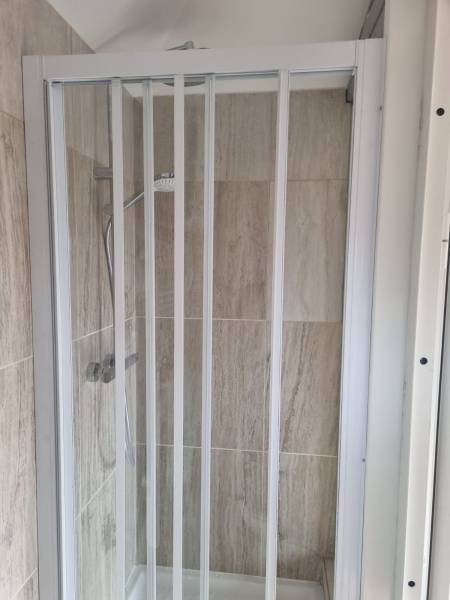 Porte de salle de bain en acier et verre opale avec serrure loquet, galvanisée et thermolaquée