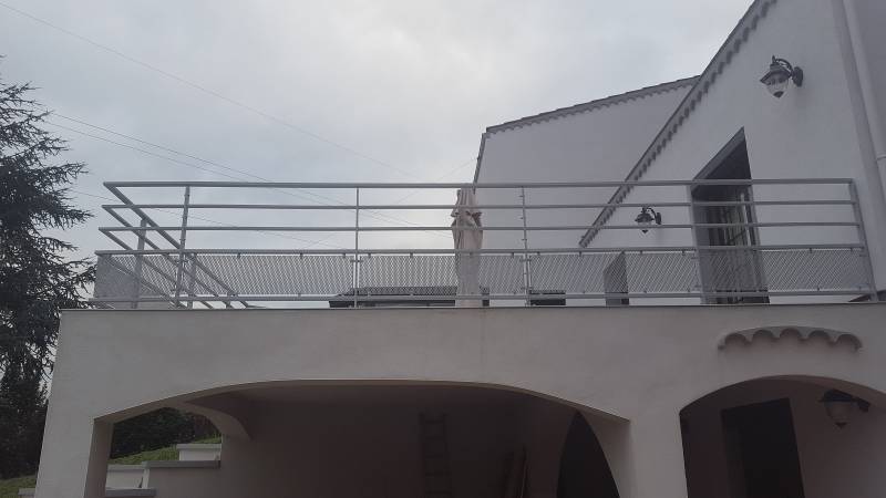 Conception et pose d'une barrière moderne sur mesure pour sécuriser une terrasse dans le Sud de Lyon