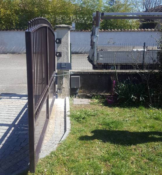 Création et pose d'un grand portail avec 1 seul vantail sur Lyon