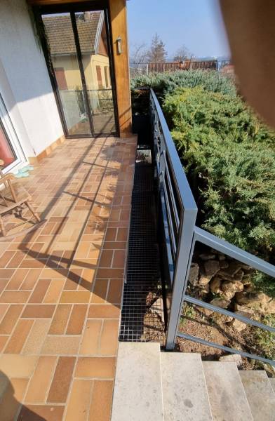 Agrandissement d'une terrasse agrémenté d'une barrière dans les Monts D’Or