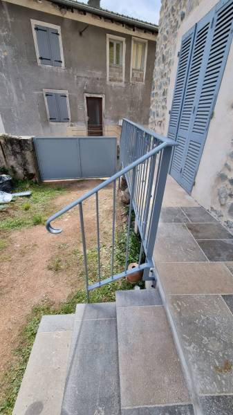 Réalisation d'un garde-corps sur mesure barreaudé, avec volutes à Marchampt