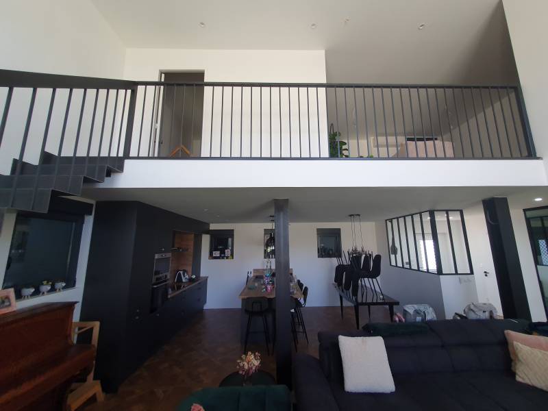 Garde-corps rampant avec barreaux et main courante en tube, soudé directement sur les marches de l’escalier