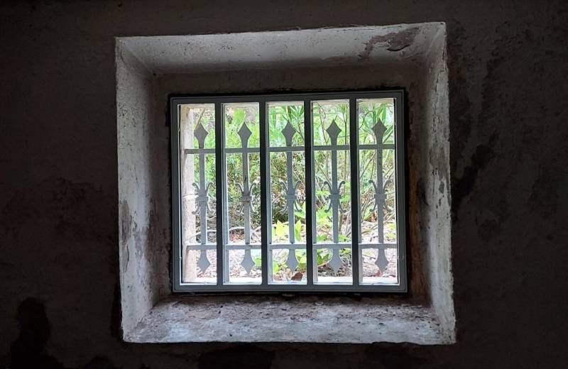 Rénovation d'une maison avec portes verrières et ouvertures de cave sur mesure à Lentilly