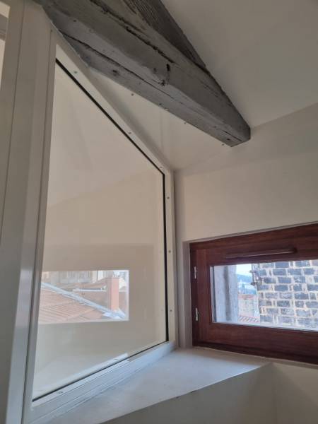 Châssis vitré en acier et aluminium plié, verre feuilleté opale, harmonisé avec la cloison de douche