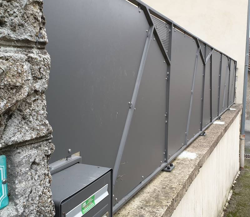 Création et pose d'un portail coulissant sur mesure à Neuville (01)