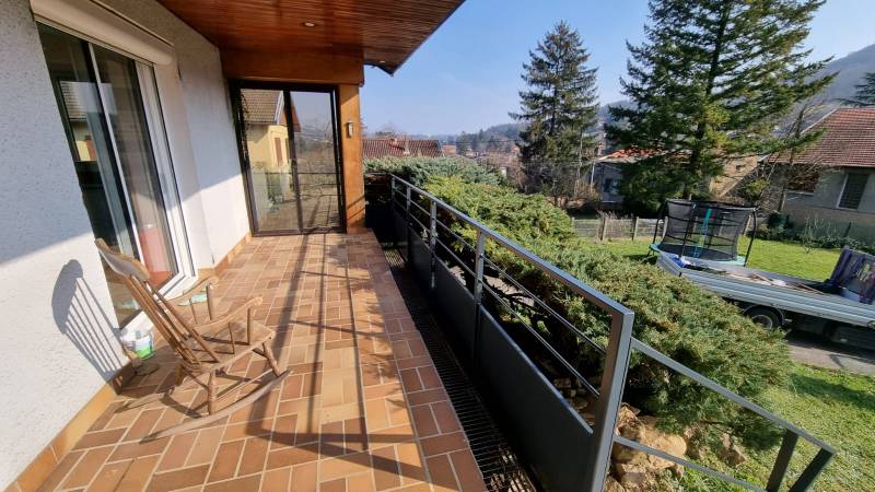 Agrandissement d'une terrasse agrémenté d'une barrière dans les Monts D’Or