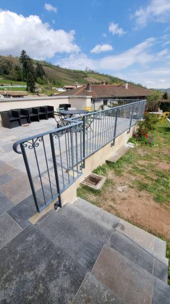 Réalisation d'un garde-corps sur mesure barreaudé, avec volutes à Marchampt