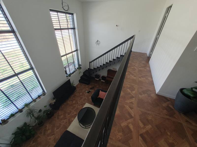 Limons découpés au laser en crémaillère, fixés discrètement derrière le placo pour un rendu épuré