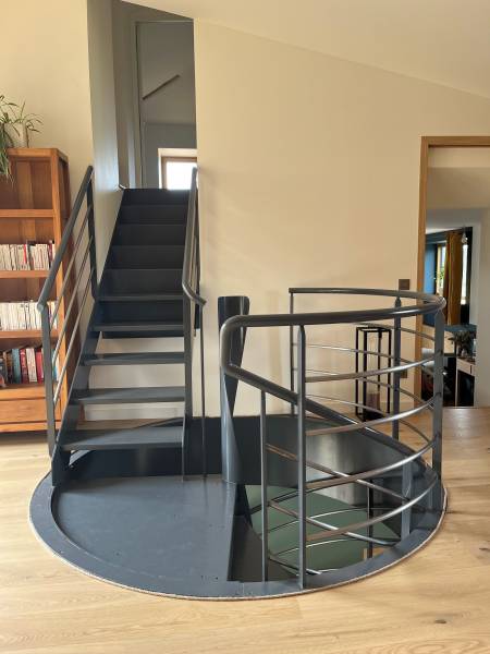 Fabrication d’un escalier métallique industriel en acier brut