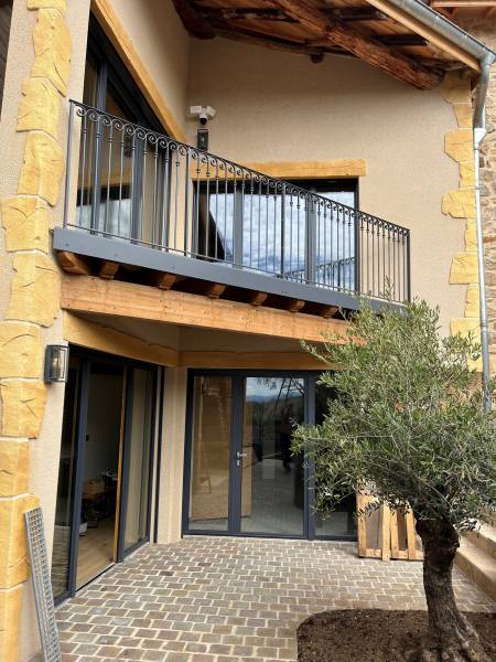 Garde-corps sur mesure en harmonie avec le style typique des constructions du Beaujolais à Val d'Oingt