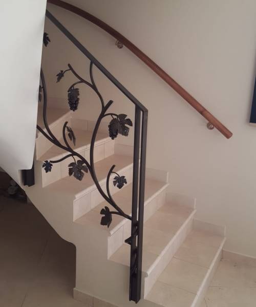 Conception et pose de Garde corps sur mesure travaillé au chalumeau dans la région des pierres dorées