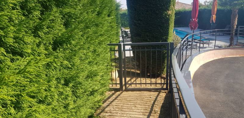 Fabrication d'un garde-corps de piscine dans une villa à Ecully