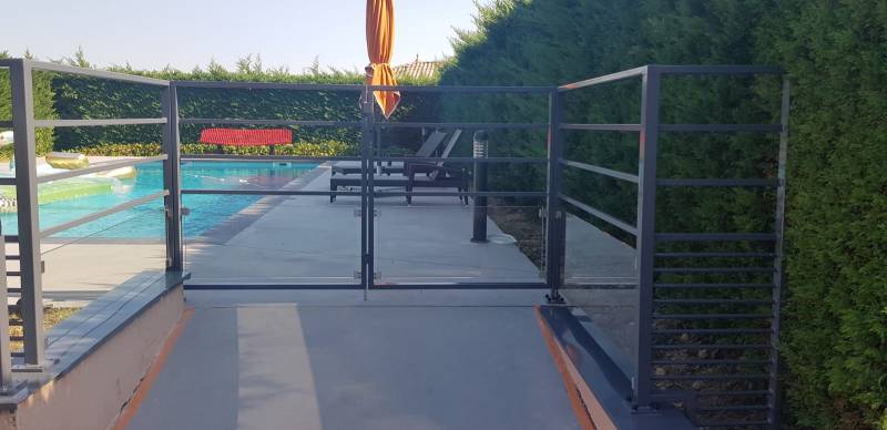 Fabrication d'un garde-corps de piscine dans une villa à Ecully