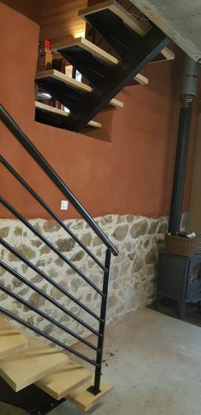 ASMT Design crée un escalier droit acier bois avec garde-corps assorti, finition brunie et vernie pour un rendu élégant et durable.