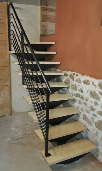 À Vaux-en-Beaujolais, ASMT Design installe deux escaliers acier bois avec garde-corps à l’anglaise, finition brunissage et vernis protecteur.