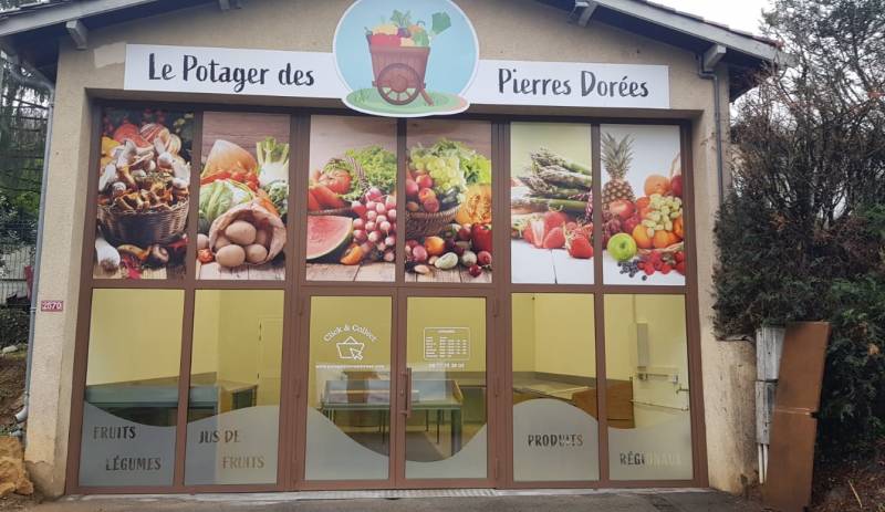 Fabrication d'une vitrine au coeur des Pierres dorées