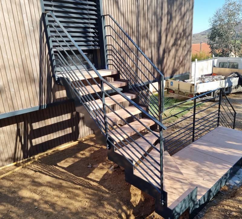 Garde-corps rampant de 1000 mm de hauteur, design moderne, fixé sur les limons pour sécurité et style