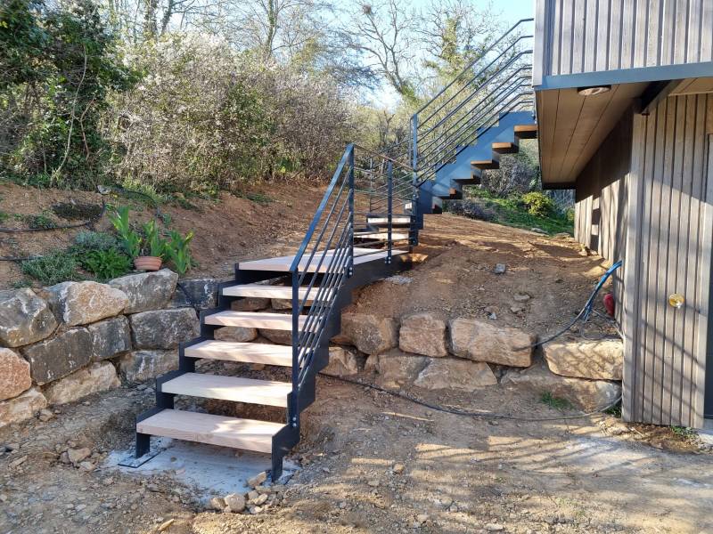 Escalier extérieur ¼ tournant en acier avec limons plats découpés au laser et marches en Douglas brut