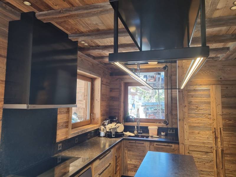 Fabrication d'une étagère suspendue et d'un habillage de hotte dans un chalet sur Courchevel